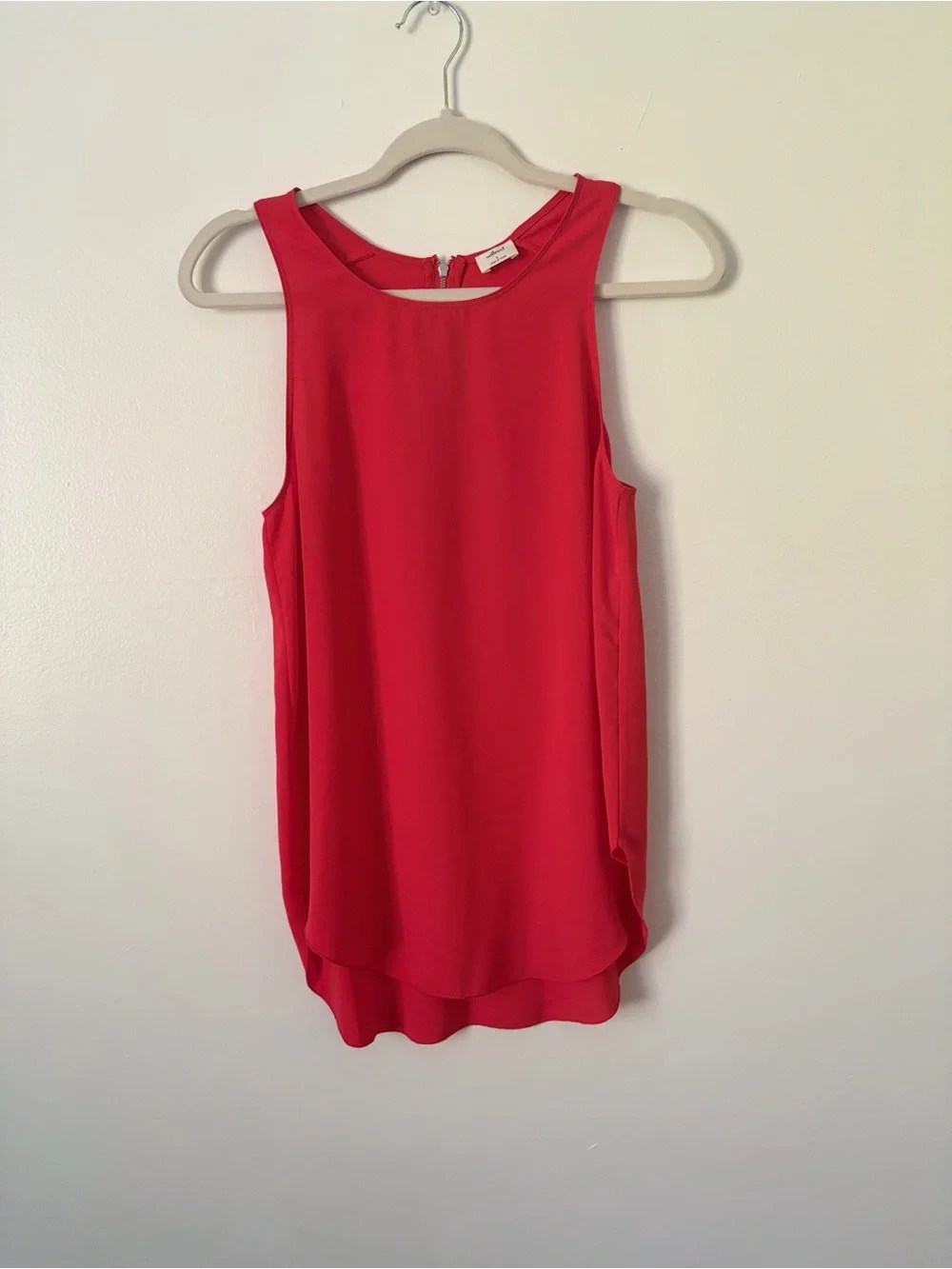 Aritzia Wilfred Sevres Red
Sleeveless Blouse High Low Top
Women's Size Small - Picture 2 of 6